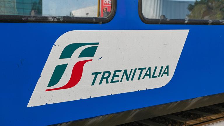 Italien: Das Logo des italienischen Bahnunternehmens Trenitalia auf einem Zug Venedig Venetien
