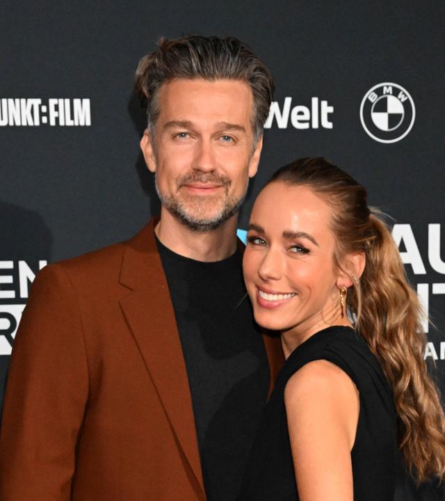 Die Moderatorin Annemarie Carpendale und der Schauspieler Wayne Carpendale zeigen sich bei der Verleihung des «Blauer Panther - TV & Streaming Award».