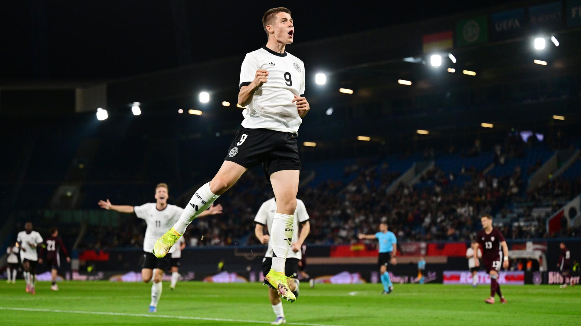 U21-EM-Qualifikation Deutschland - Lettland in Rostock: Nicolo Tresoldi bejubelt einen seiner drei Treffer und springt in die Luft.