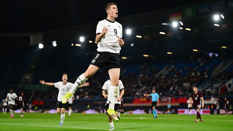 U21-EM-Qualifikation Deutschland - Lettland in Rostock: Nicolo Tresoldi bejubelt einen seiner drei Treffer und springt in die Luft.