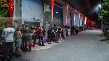 Eine Schlange vor dem Club Tresor Berlin ist zu sehen.