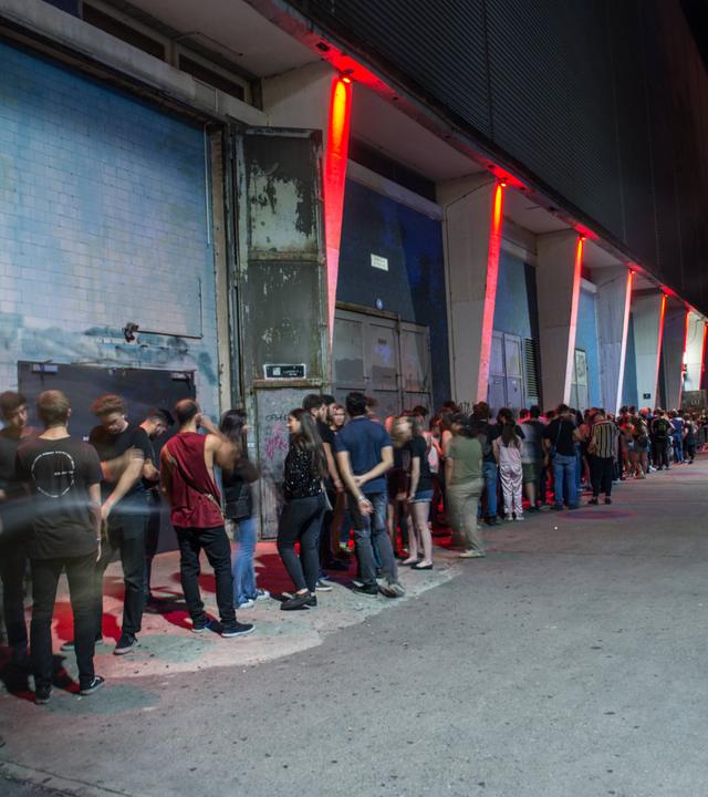 Eine Schlange vor dem Club Tresor Berlin ist zu sehen.