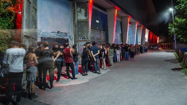 Eine Schlange vor dem Club Tresor Berlin ist zu sehen.