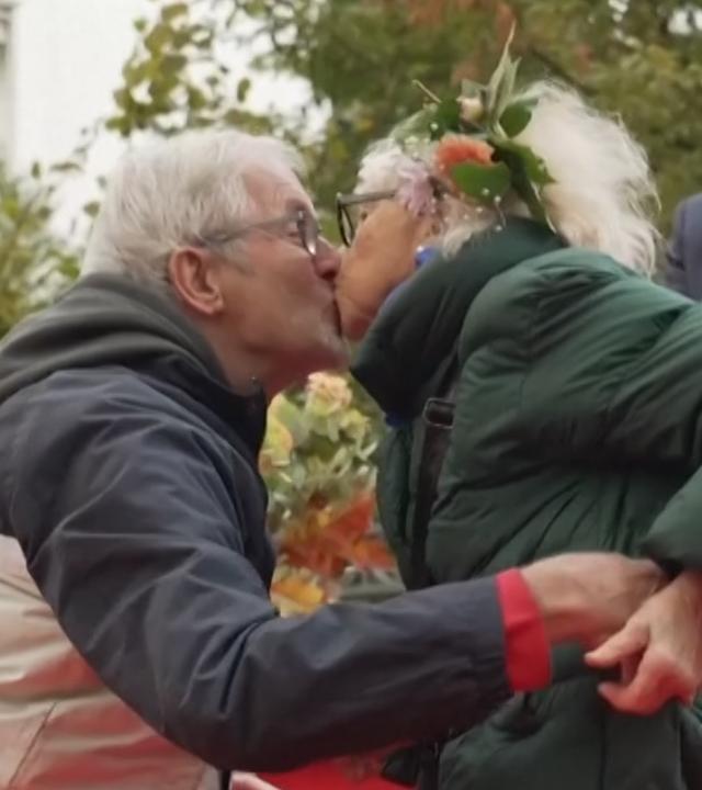 Ein Paar küsst sich anlässlich ihres freien Treueschwurs in Paris