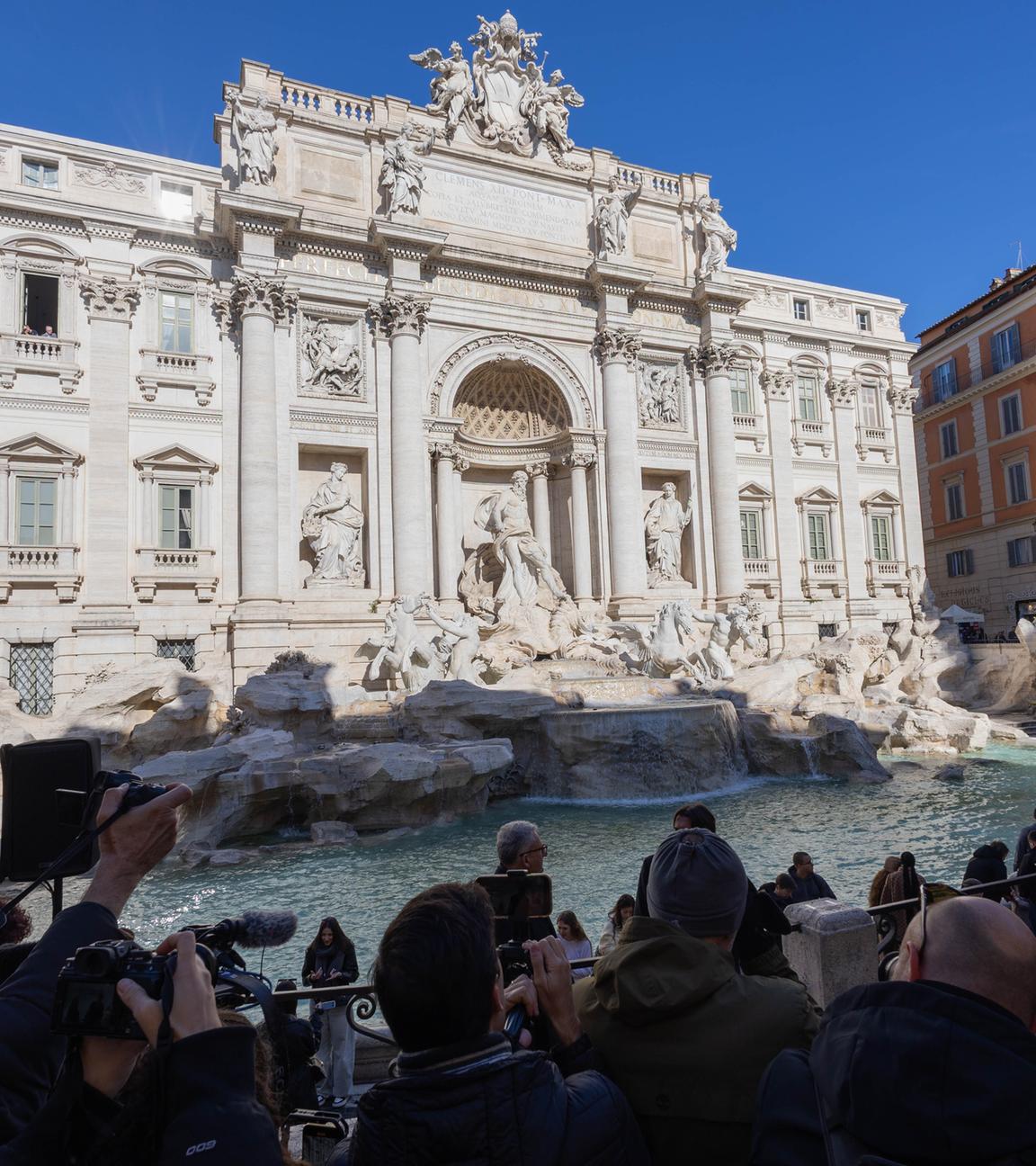 Touristen vor dem Trevi-Brunnen in Rom