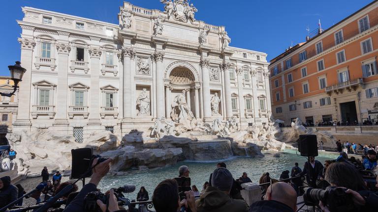 Touristen vor dem Trevi-Brunnen in Rom