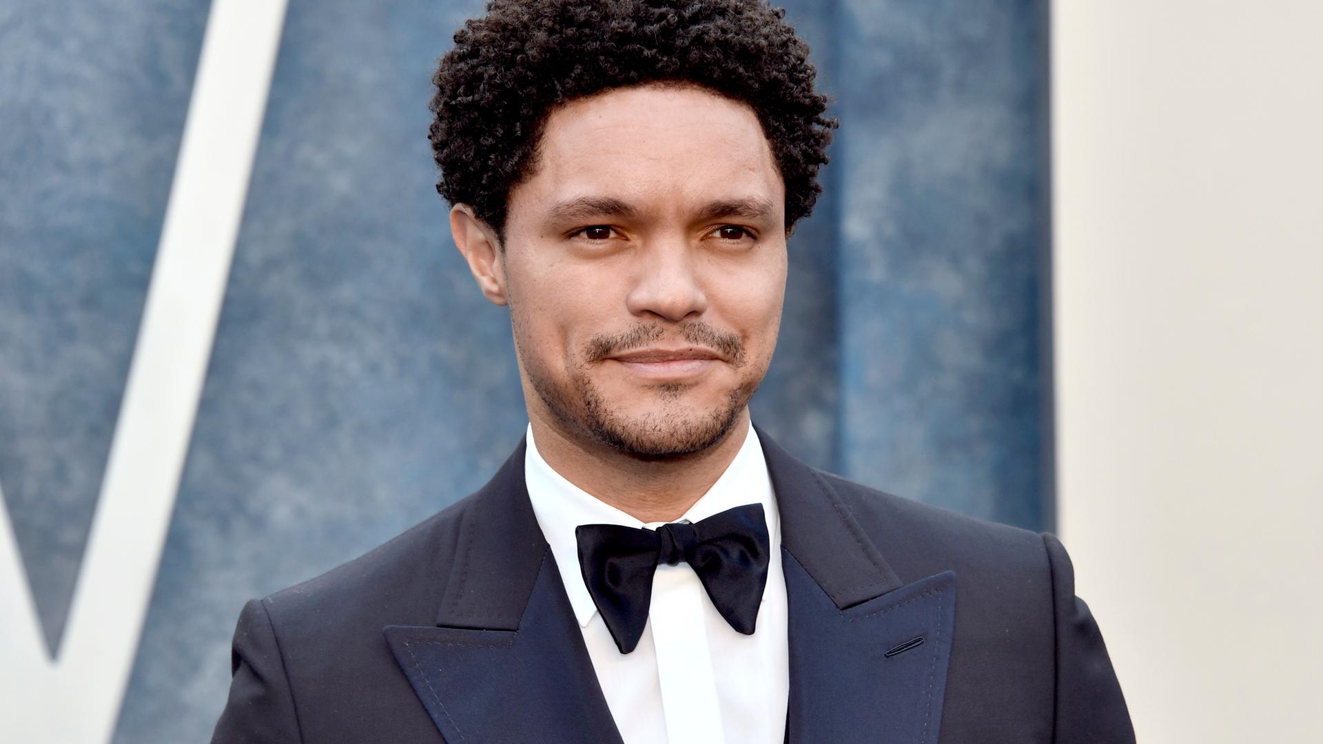 Trevor Noah auf dem roten Teppich