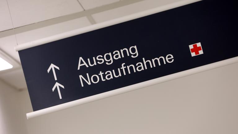 Ein Schild weißt im Universitätsklinikum auf die Notaufnahme hin.