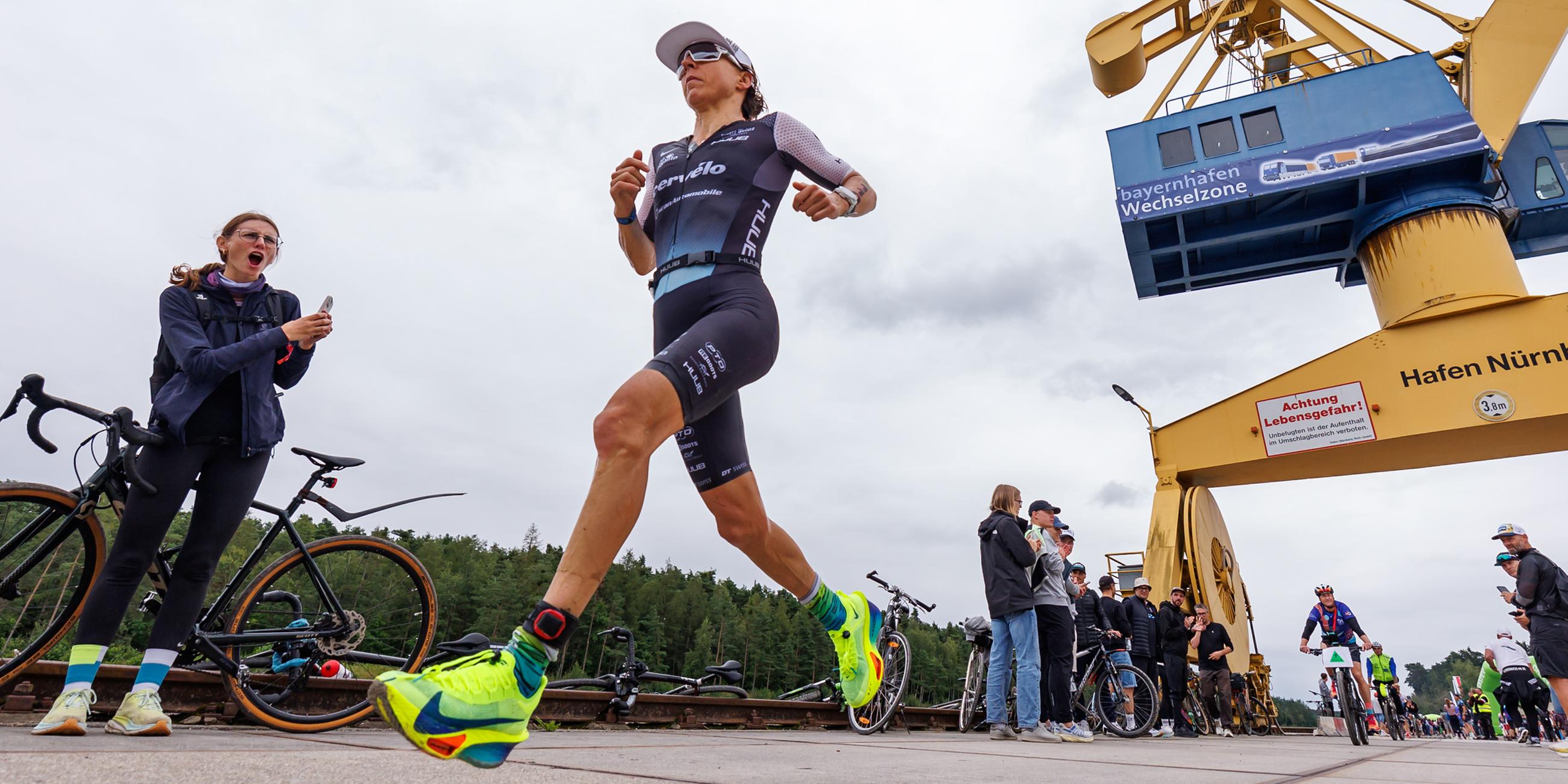 Anne Haug, Triathletin aus Deutschland, während der Laufetappe beim Datev Challenge Roth.