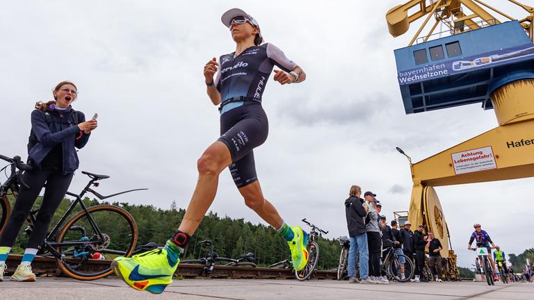 Anne Haug, Triathletin aus Deutschland, während der Laufetappe beim Datev Challenge Roth.
