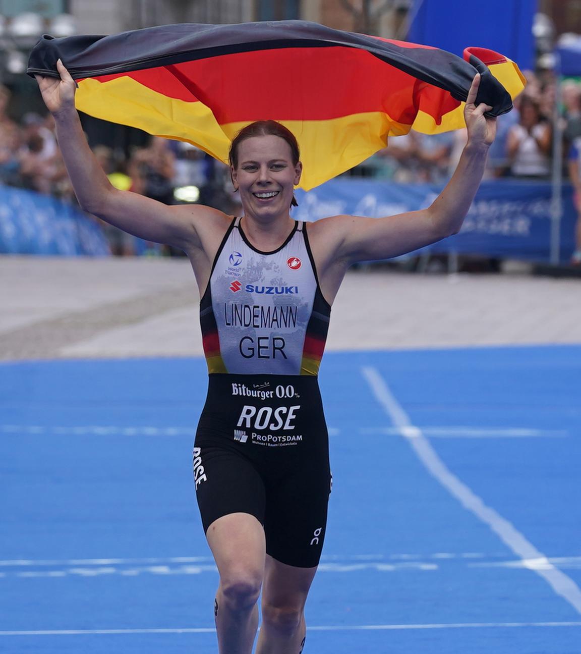 Laura Lindemann (Deutschland) läuft als Erste im Team-Wettbewerb ins Ziel. Team Deutschland ist neuer Weltmeister.