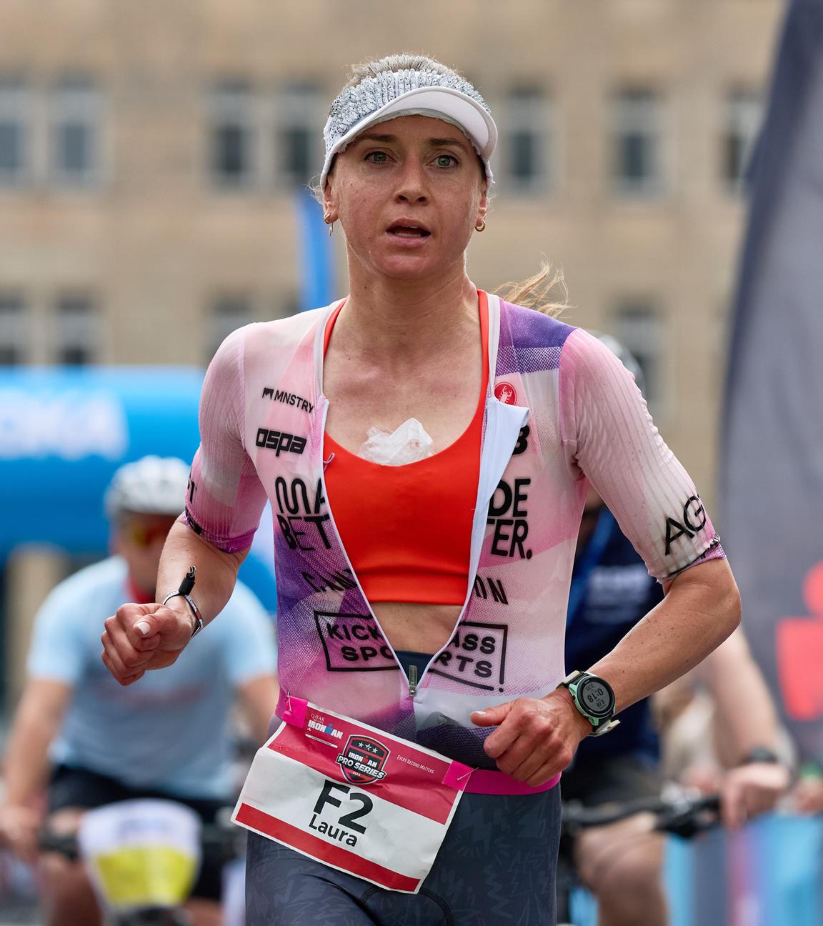 Die deutsche Triathletin Laura Philipp beim Laufen auf dem Jungfernstieg.