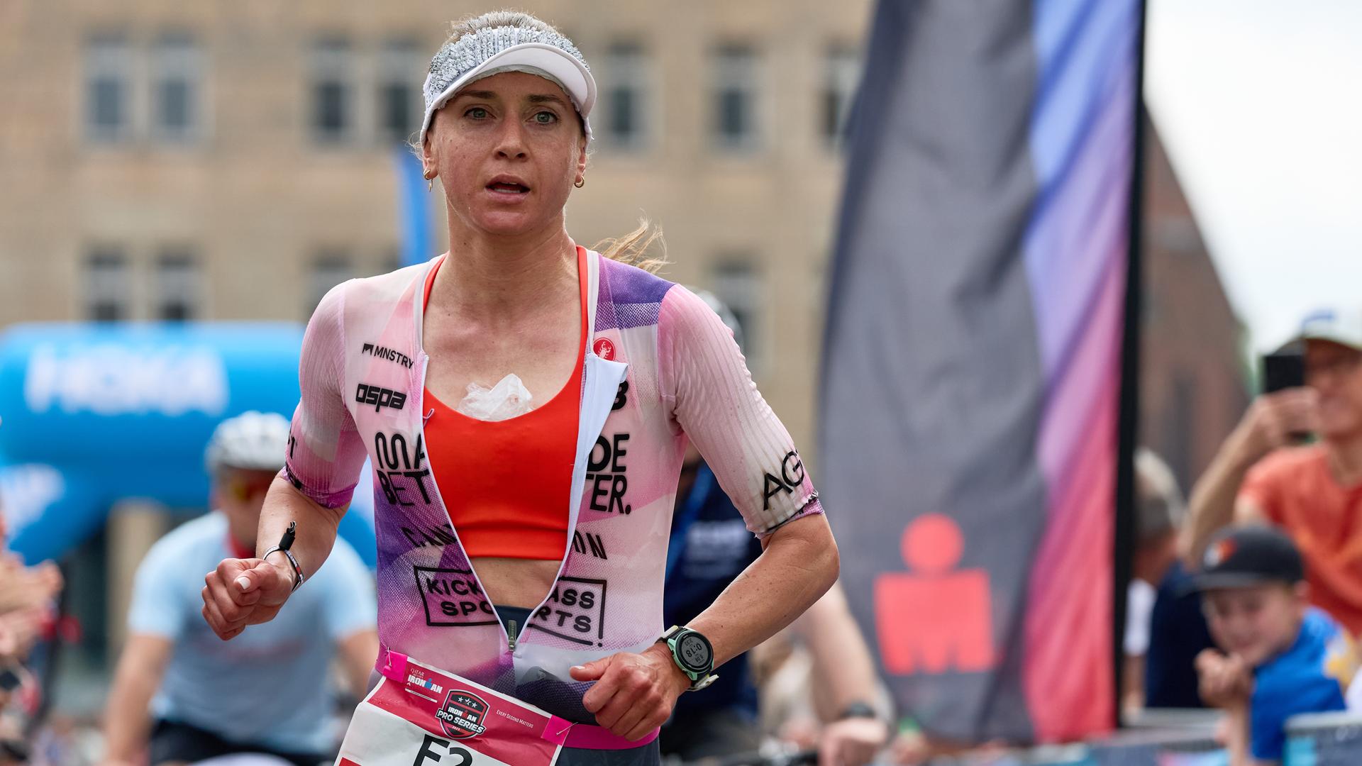 Die deutsche Triathletin Laura Philipp beim Laufen auf dem Jungfernstieg.