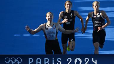 Olympia, Paris 2024, Triathlon, Staffel, Mixed: Laura Lindemann aus Deutschland  kommt vor Beth Potter aus Großbritannien und Taylor Knibb aus den USA ins Ziel. 