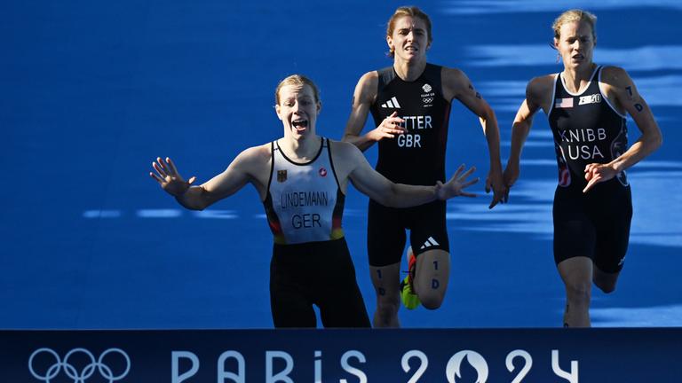 Olympia, Paris 2024, Triathlon, Staffel, Mixed: Laura Lindemann aus Deutschland  kommt vor Beth Potter aus Großbritannien und Taylor Knibb aus den USA ins Ziel. 
