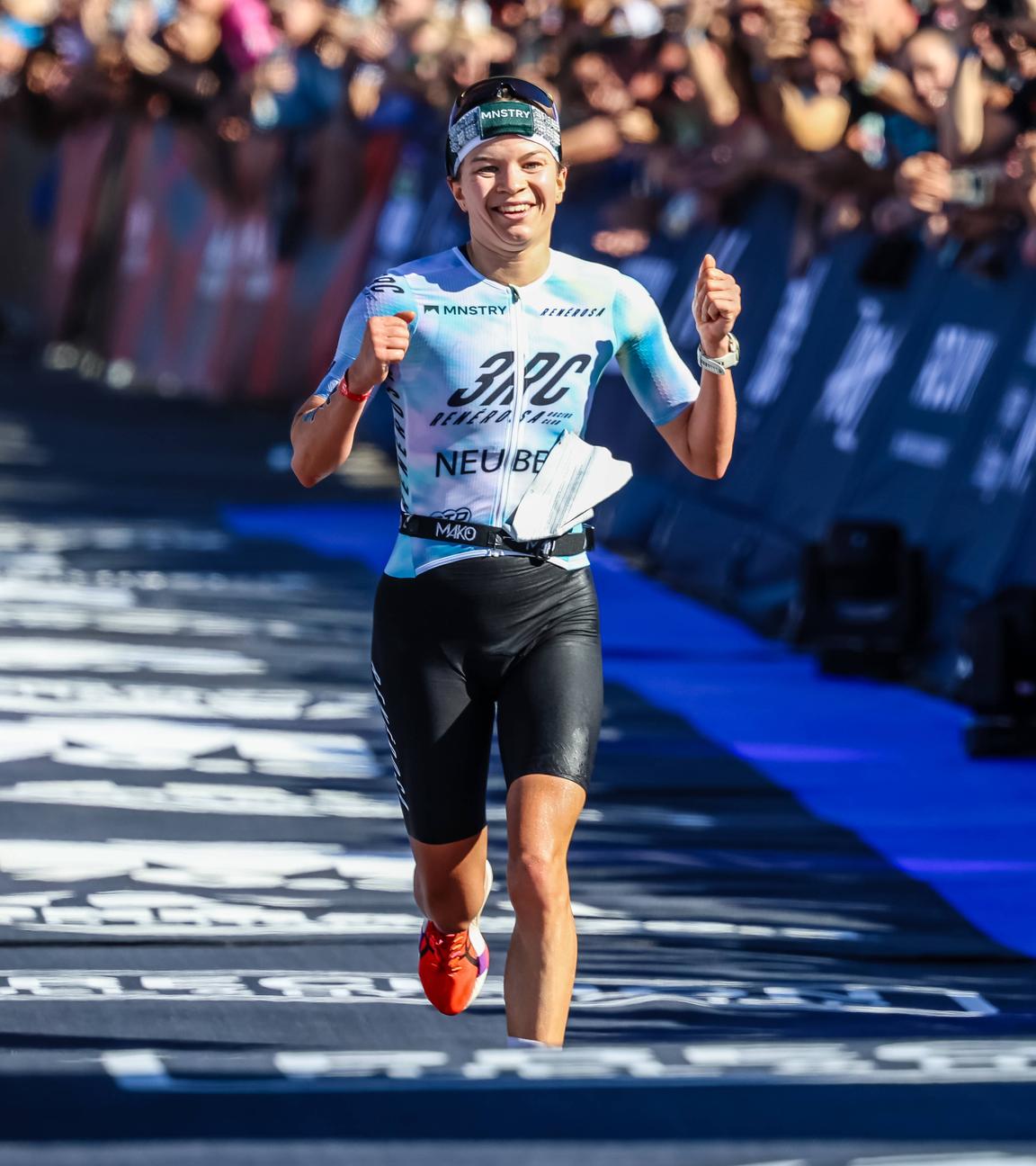 Tanja Neubert läuft ins Ziel und wird dritte bei der Triathlon-WM.