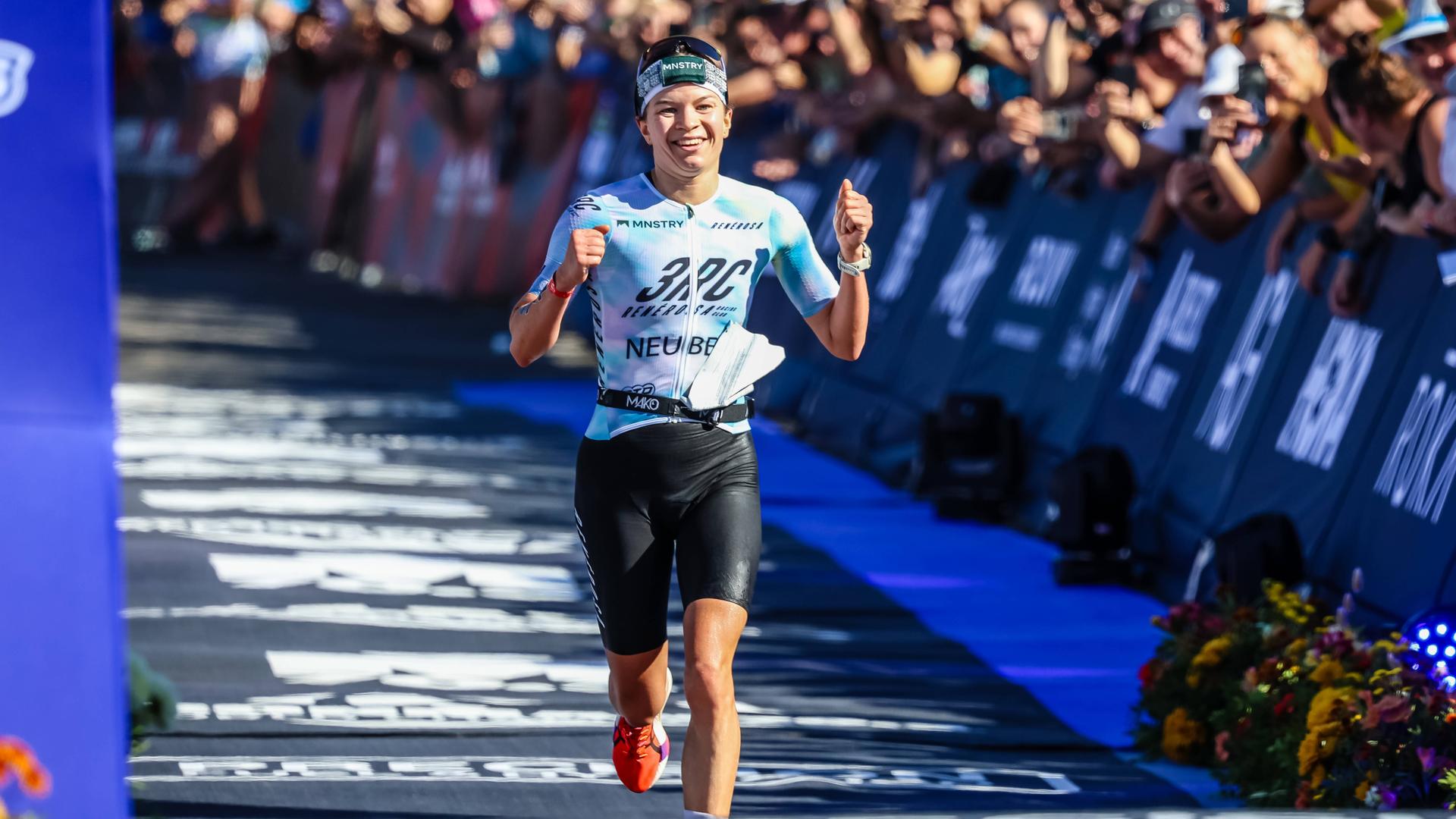 Tanja Neubert läuft ins Ziel und wird Dritte bei der Triathlon-WM.