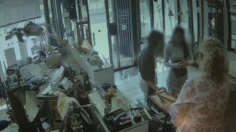 Raub in Niedersachsen: Drei Frauen und ein Kind entwenden handgefertigten Goldschmuck aus einem Juweliergeschäft. Das zeigt ein Überwachungvsideo.