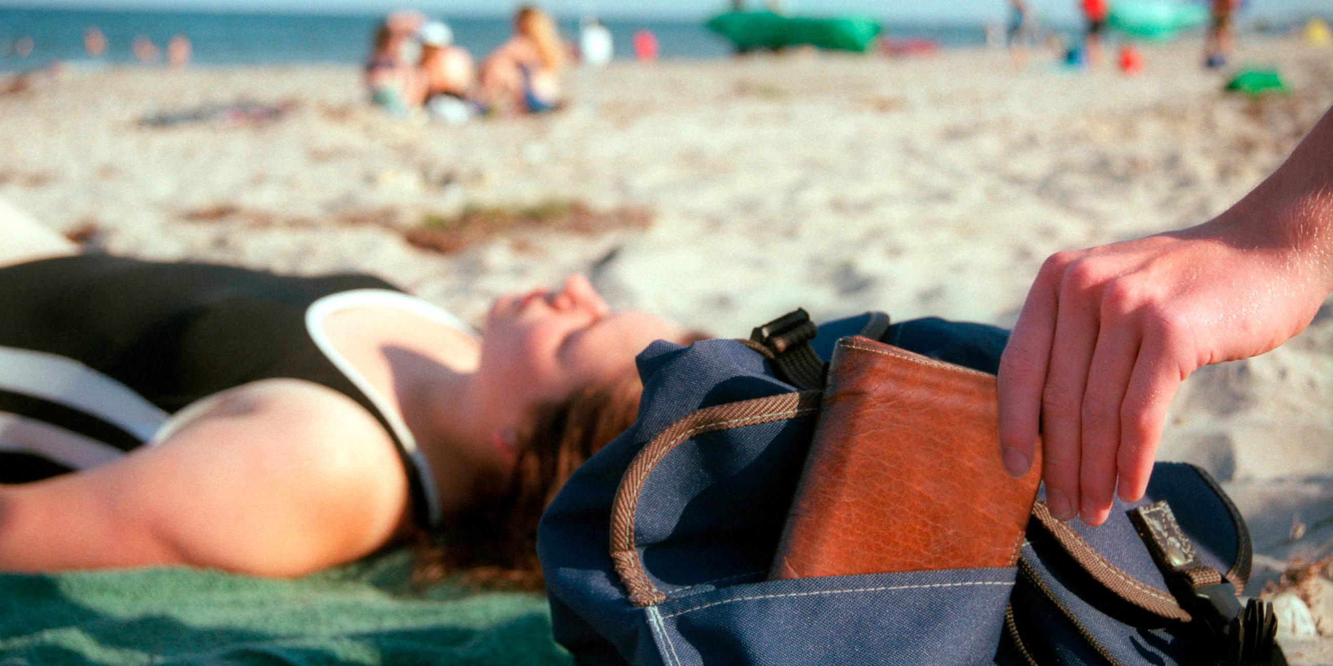Achtung: Tricks gegen Taschendiebe am Strand