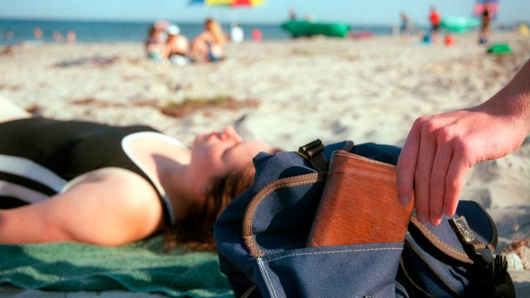 Achtung: Tricks gegen Taschendiebe am Strand