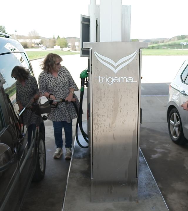 Zwei Kunden tanken an Trigema-Tankstelle
