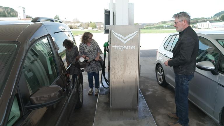 Zwei Kunden tanken an Trigema-Tankstelle