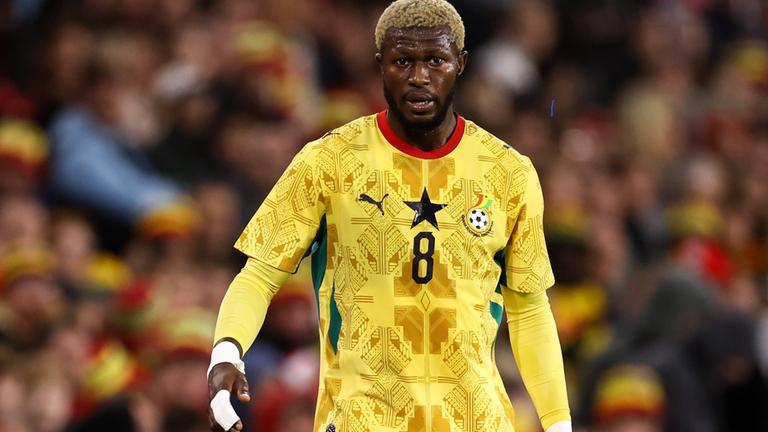 Der ghanaische Nationalspieler Kwasi Sibo blickt konzentriert in Richtung der Kamera.