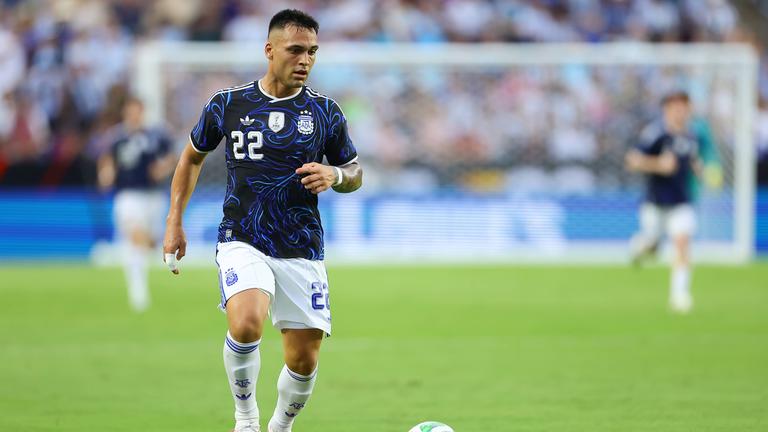 Lautaro Martínez führt den Ball und start in die Ferne.