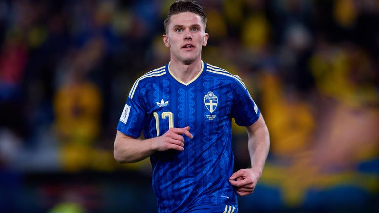 Schwedens Stürmer Viktor Gyökeres läuft auf die Kamera zu.