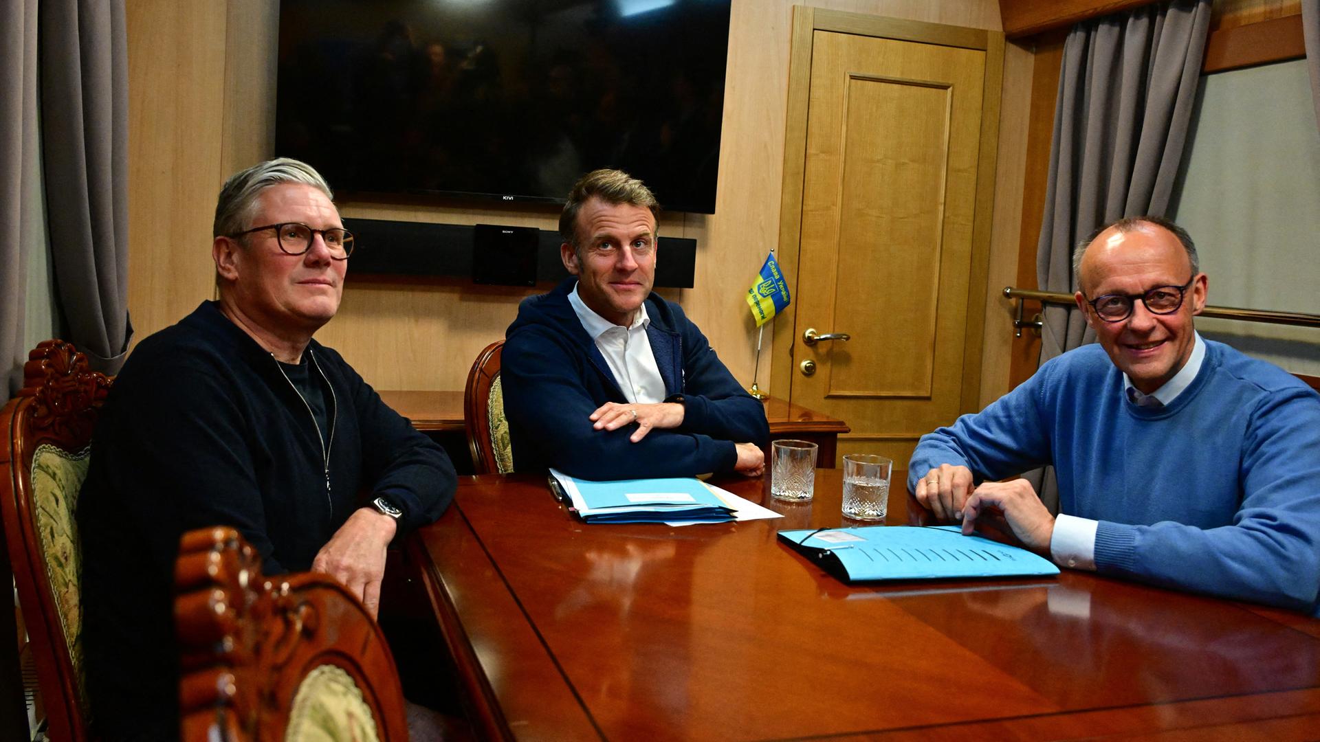 Trilaterales Treffen zwischen dem französischen Präsidenten Emmanuel Macron, dem britischen Premierminister Keir Starmer und dem deutschen Bundeskanzler Friedrich Merz an Bord eines Zuges nach Kiew in Shegyni, Ukraine