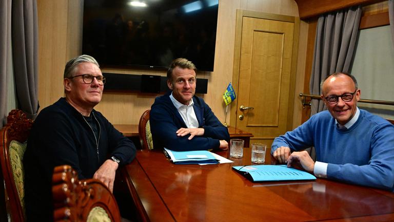 Trilaterales Treffen zwischen dem französischen Präsidenten Emmanuel Macron, dem britischen Premierminister Keir Starmer und dem deutschen Bundeskanzler Friedrich Merz an Bord eines Zuges nach Kiew in Shegyni, Ukraine