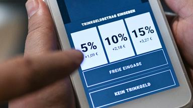 Brandenburg, Potsdam: Auf einem Kartenlesegerät werden deutlich Trinkgeldbeträge angezeigt, die man bei der Zahlung antippen soll.
