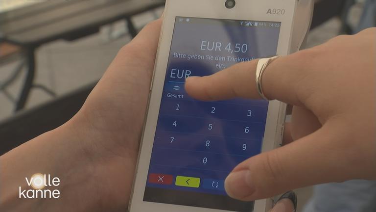 Person, die auf einem Touchscreen Trinkgeld eingeben möchte