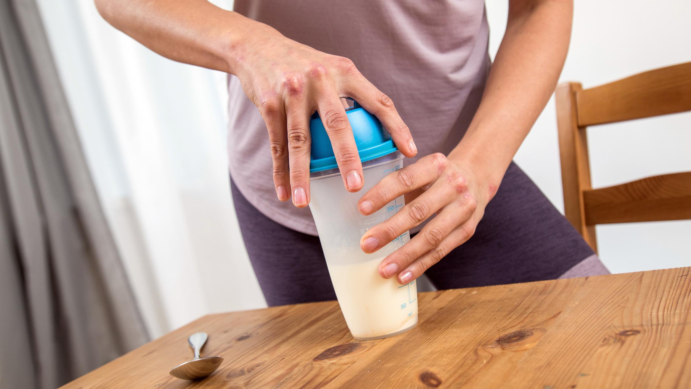 Eine Trinkmahlzeit wird in einem Shaker zubereitet.