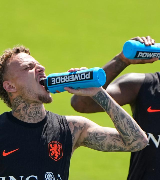 Noa Lang (l) und Brian Brobbey (r) aus den Niederlanden trinken aus ihren Trinkflaschen während des Trainings für die Fußballweltmeisterschaft am 10.06.2026 in Riverside, USA.