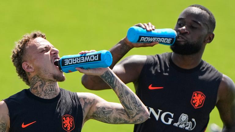 Noa Lang (l) und Brian Brobbey (r) aus den Niederlanden trinken aus ihren Trinkflaschen während des Trainings für die Fußballweltmeisterschaft am 10.06.2026 in Riverside, USA.