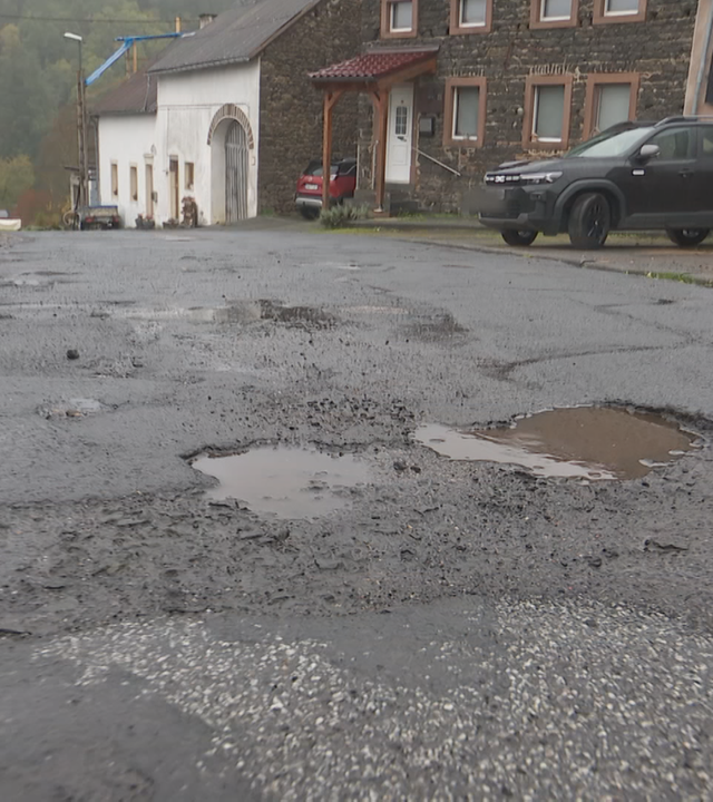 Eine Straße in Trittscheid in Rheinland-Pfalz mit sichtbaren Beschädigungen. 