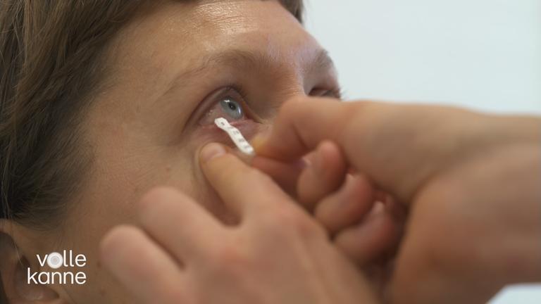 Eine Frau wird wegen trockener Augen behandelt