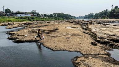 Dieses Bild zeigt einen Fischer, der sich am 17.07.2026 in einem Fluss in Tangerang in der Provinz Banten darauf vorbereitet, ein Netz auszuwerfen, während der Wasserstand sinkt – unter anderem aufgrund der Auswirkungen von El Niño, das eine anhaltende Trockenzeit mit sich gebracht und eine extreme Dürre ausgelöst hat, wodurch die Ernährungssicherheit in verschiedenen Regionen Indonesiens gefährdet ist.
