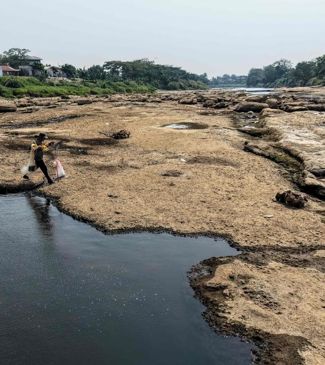 Dieses Bild zeigt einen Fischer, der sich am 17.07.2026 in einem Fluss in Tangerang in der Provinz Banten darauf vorbereitet, ein Netz auszuwerfen, während der Wasserstand sinkt – unter anderem aufgrund der Auswirkungen von El Niño, das eine anhaltende Trockenzeit mit sich gebracht und eine extreme Dürre ausgelöst hat, wodurch die Ernährungssicherheit in verschiedenen Regionen Indonesiens gefährdet ist.