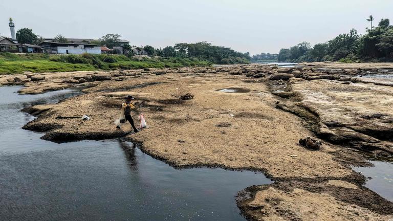 Dieses Bild zeigt einen Fischer, der sich am 17.07.2026 in einem Fluss in Tangerang in der Provinz Banten darauf vorbereitet, ein Netz auszuwerfen, während der Wasserstand sinkt – unter anderem aufgrund der Auswirkungen von El Niño, das eine anhaltende Trockenzeit mit sich gebracht und eine extreme Dürre ausgelöst hat, wodurch die Ernährungssicherheit in verschiedenen Regionen Indonesiens gefährdet ist.