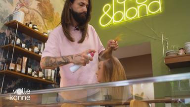 Ein Friseur benutzt ein Trockenshampoo.