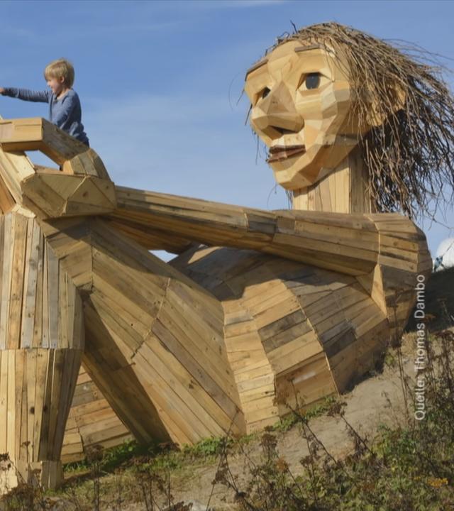 ein Künstler entwirft Trolle aus Müll