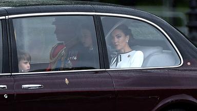 Prinzessin Catherin und Prinz William kommen mit ihren Kindern am Buckingham Palace an 