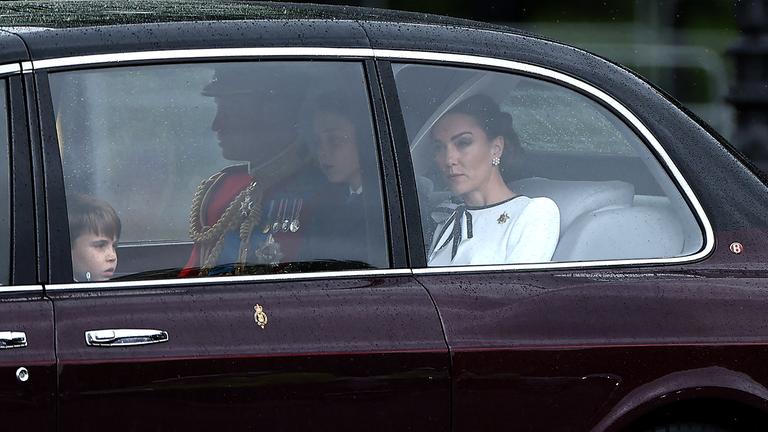 Prinzessin Catherin und Prinz William kommen mit ihren Kindern am Buckingham Palace an 