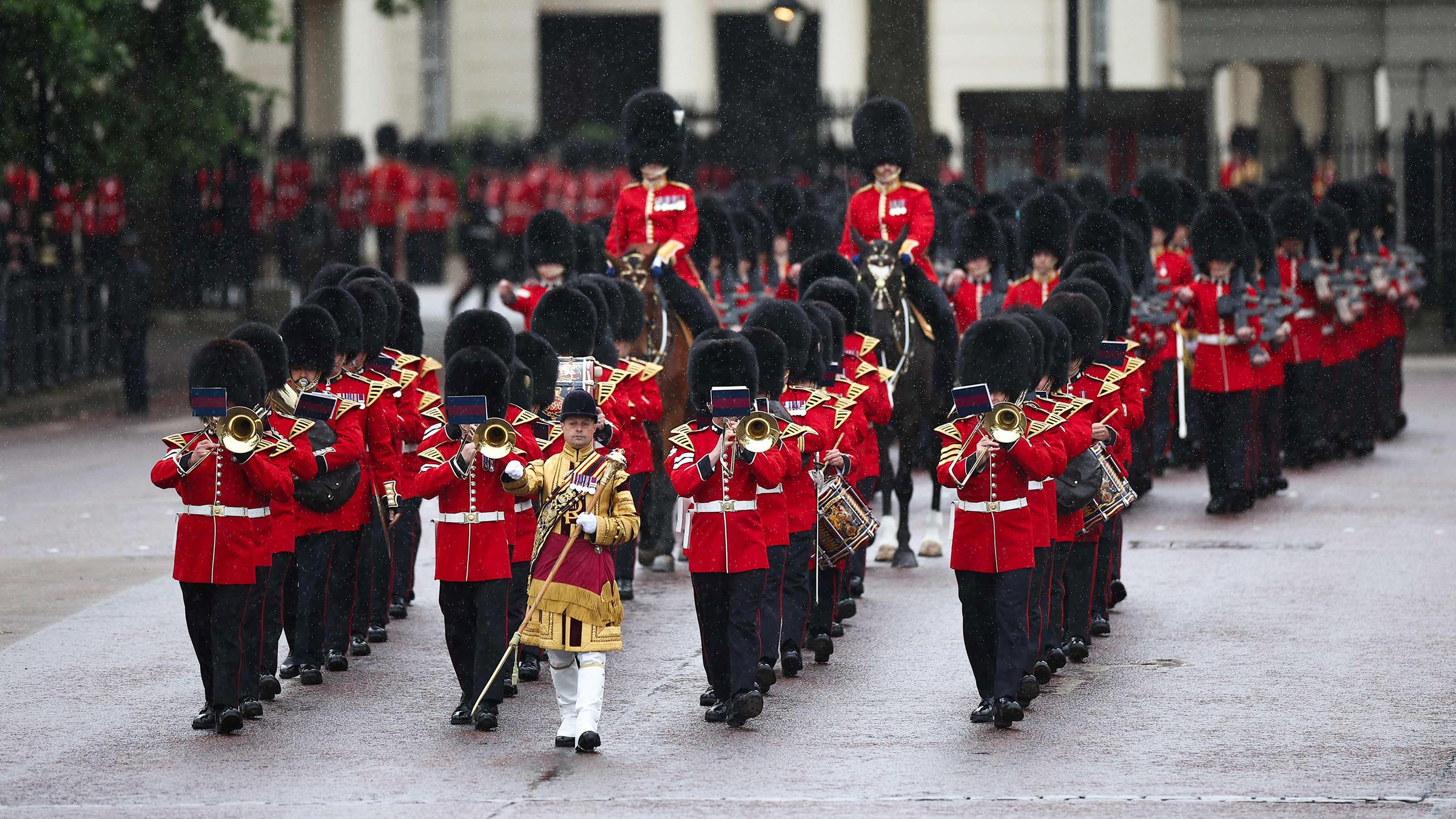 Die Irish Guards beginnen den Zug der Parade am Buckingham Palace