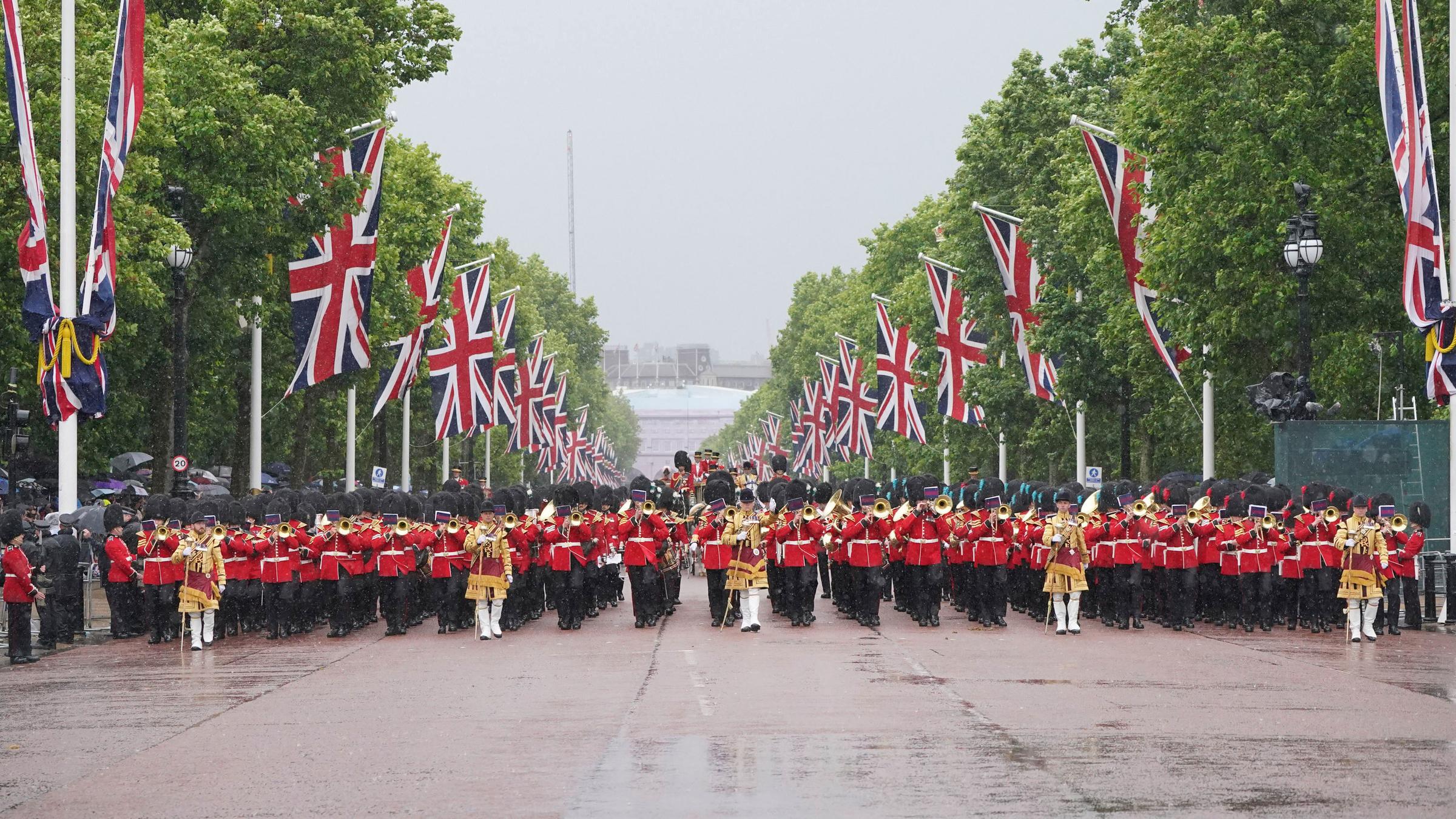 Parade Trooping the Color auf "The Mall"King Charles III. inspiziert die Truppen
