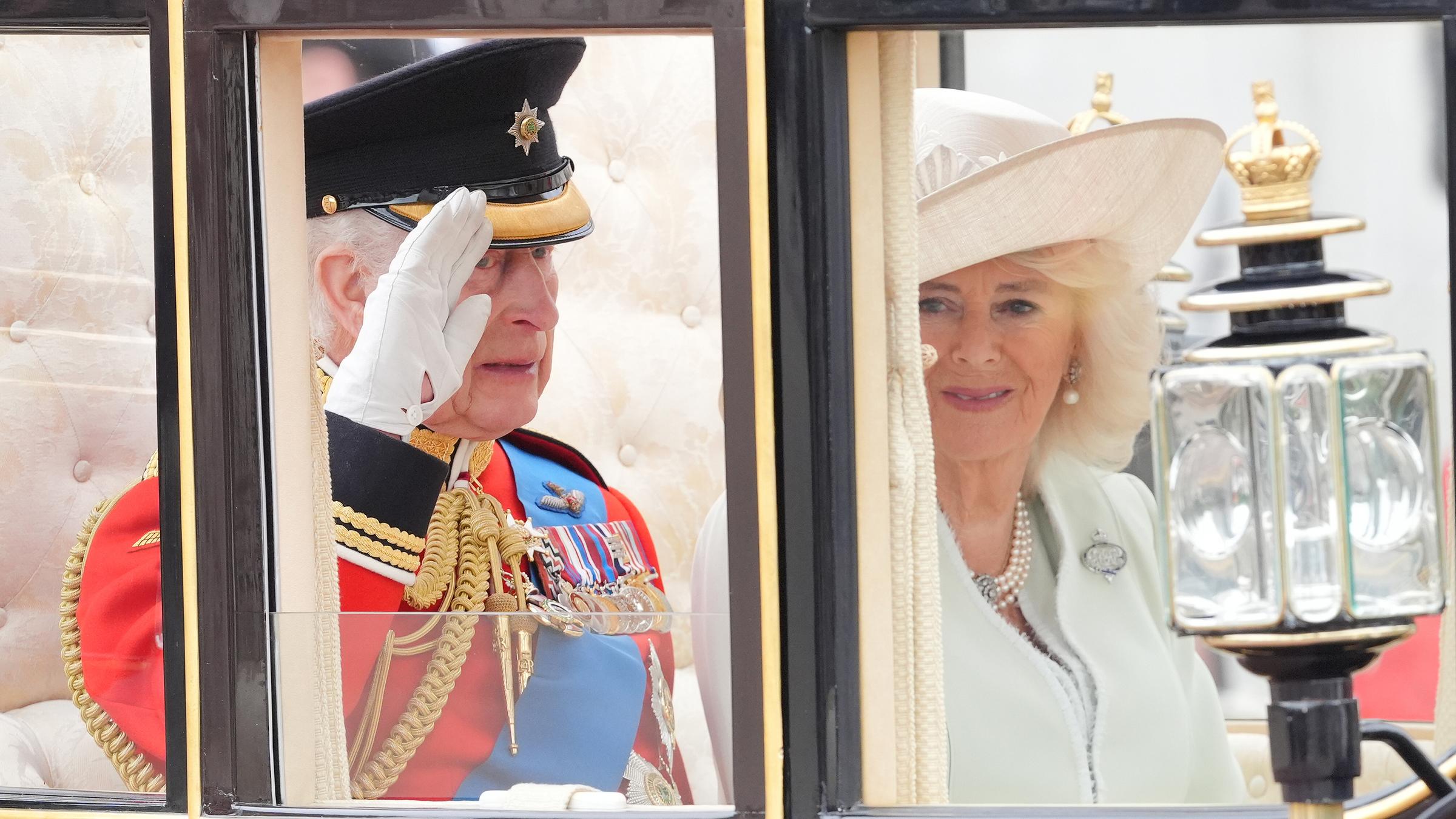 König Charles III. und Königin Camilla fahren in einer Kutsche entlang der Mall