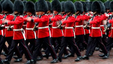 Soldaten nehmen an der Colonel's Review teil, der Generalprobe des Trooping the Colour, der jährlichen Geburtstagsparade des Königs.
