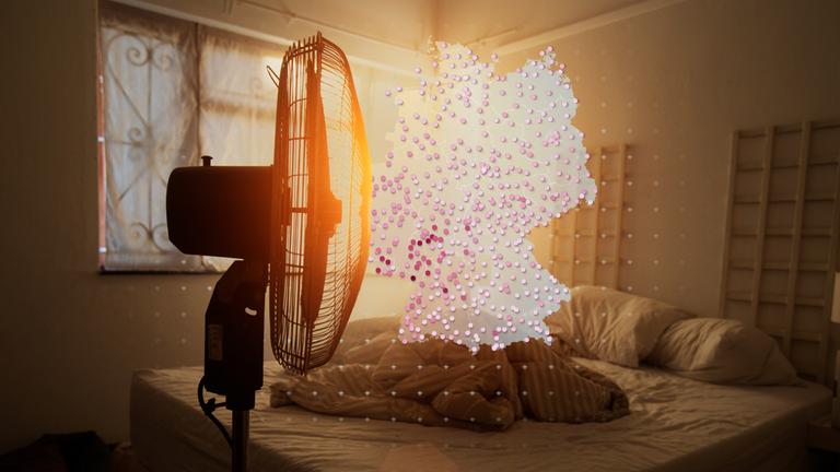 Deutschland als Kartenumriss mit farbigen Punkten, über einem Foto von einem Ventilator in einem Schlafzimmer vor Sonne, die durchs Fenster scheint.